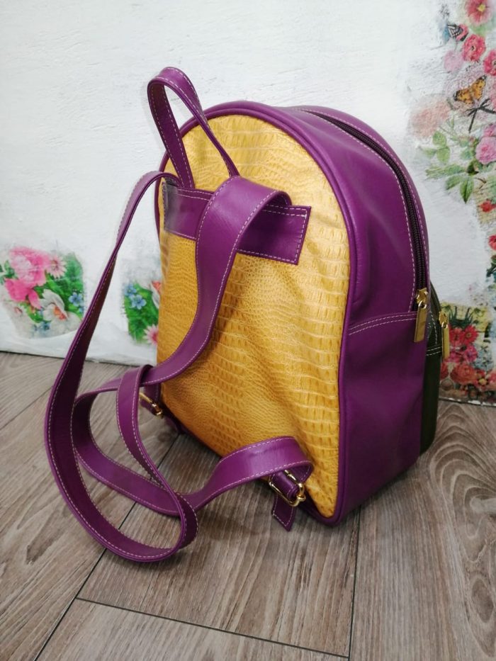 MOCHILA EN PIEL COLOR MOSTAZA CON MORADO - Image 2