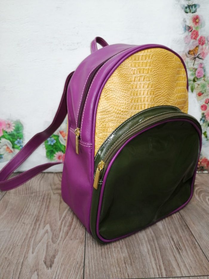 MOCHILA EN PIEL COLOR MOSTAZA CON MORADO