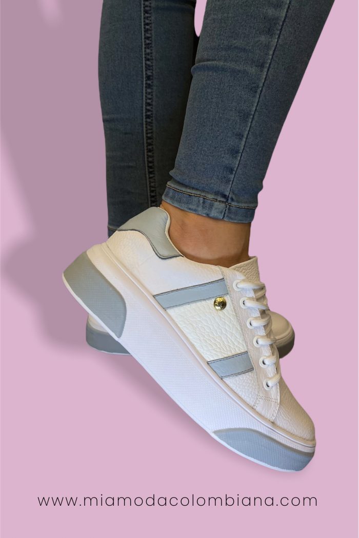 TENIS COLOR BLANCO LÍNEAS EN COLOR AZUL