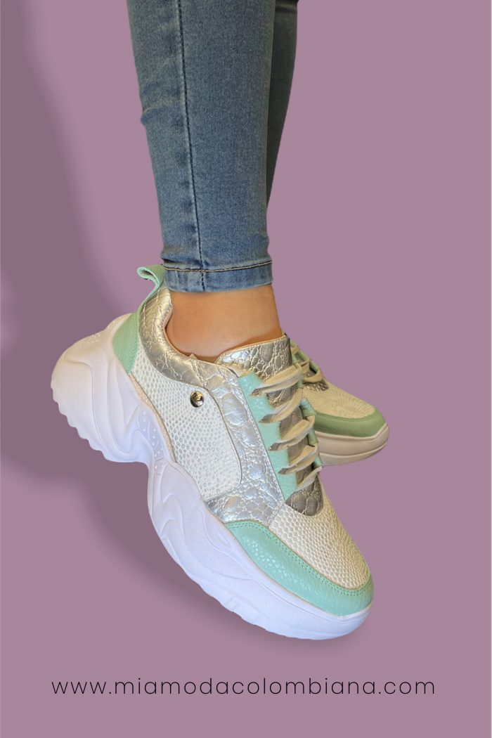 TENIS COLOR BLANCO DETALLES EN VERDE