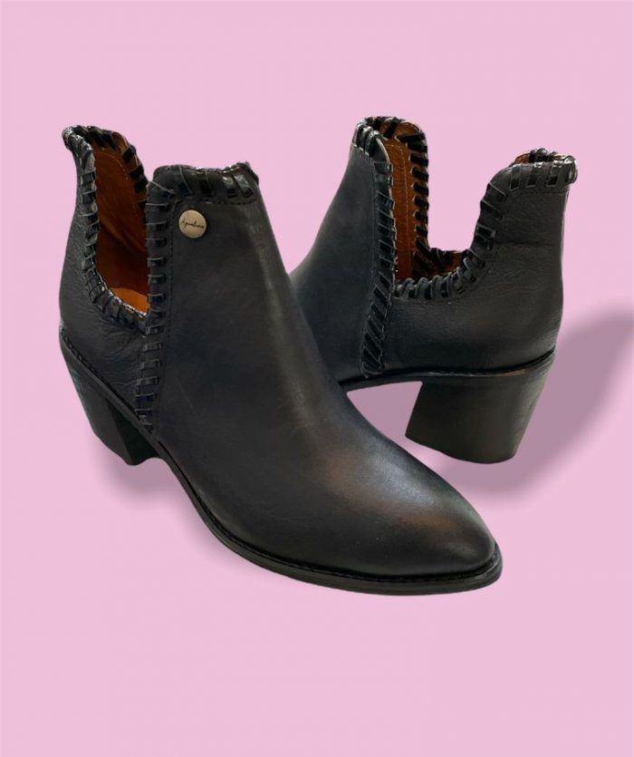 BOTIN COLOR NEGRO CON DETALLE EN CONTORNO