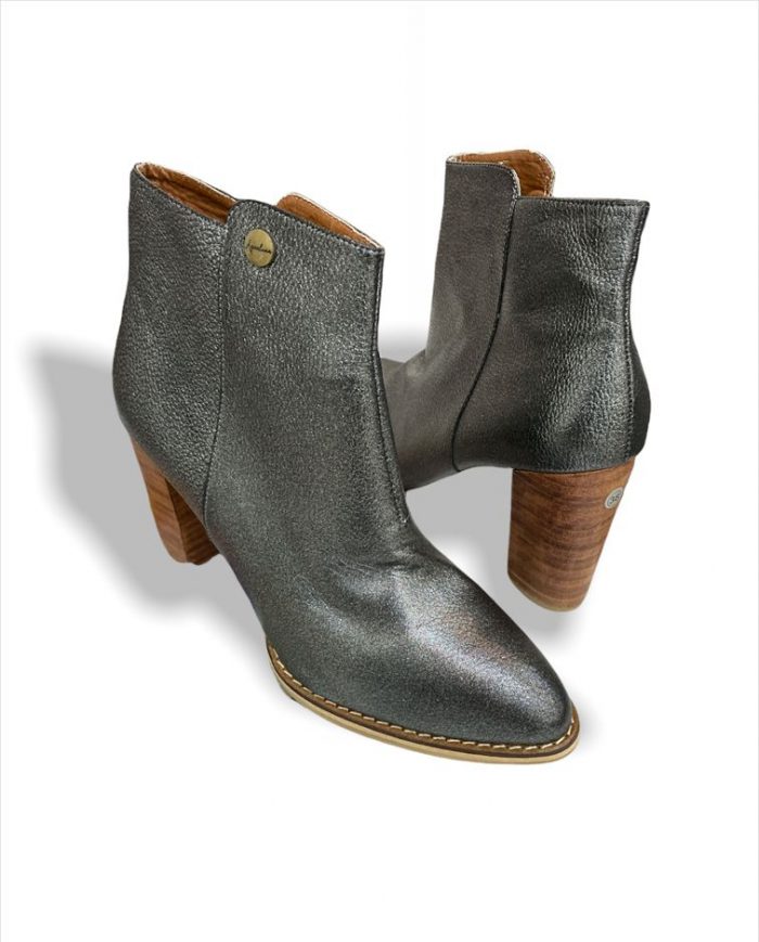 BOTIN COLOR GRIS EFECTO METÁLICO TACÓN MADERA