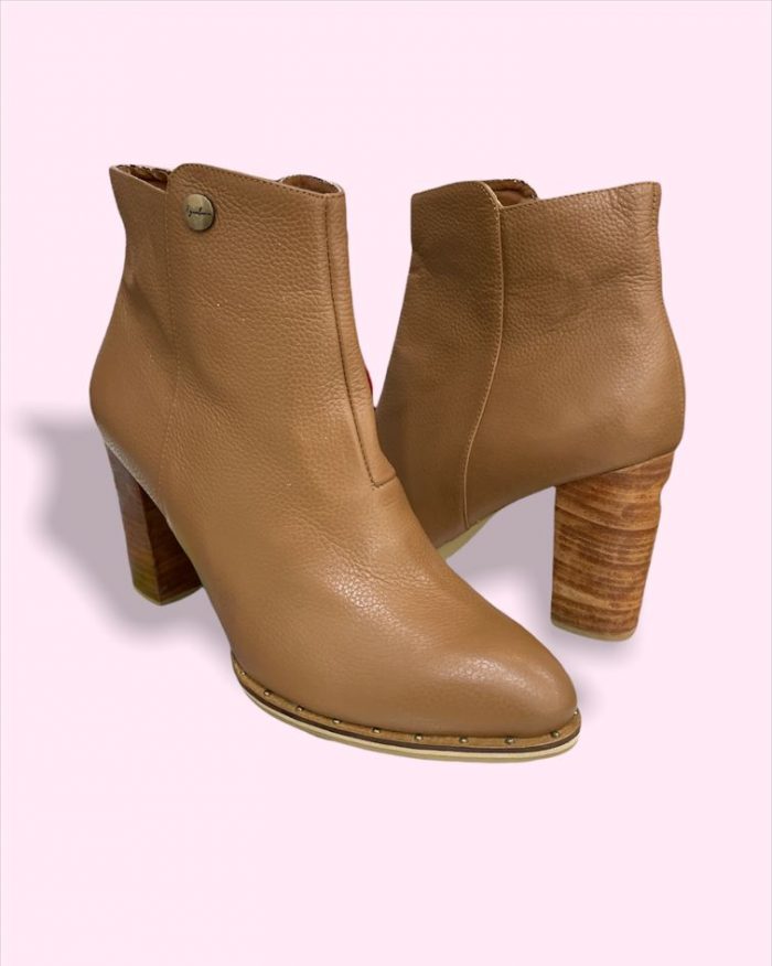BOTIN COLOR CAMEL TACÓN EN MADERA